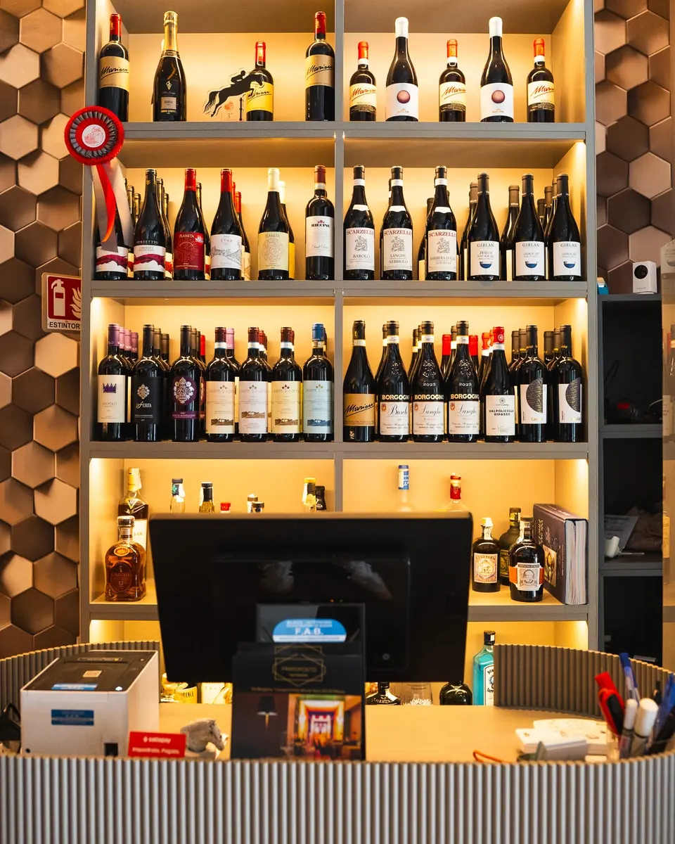 La parete dei vini di PRIMOPOSTO
